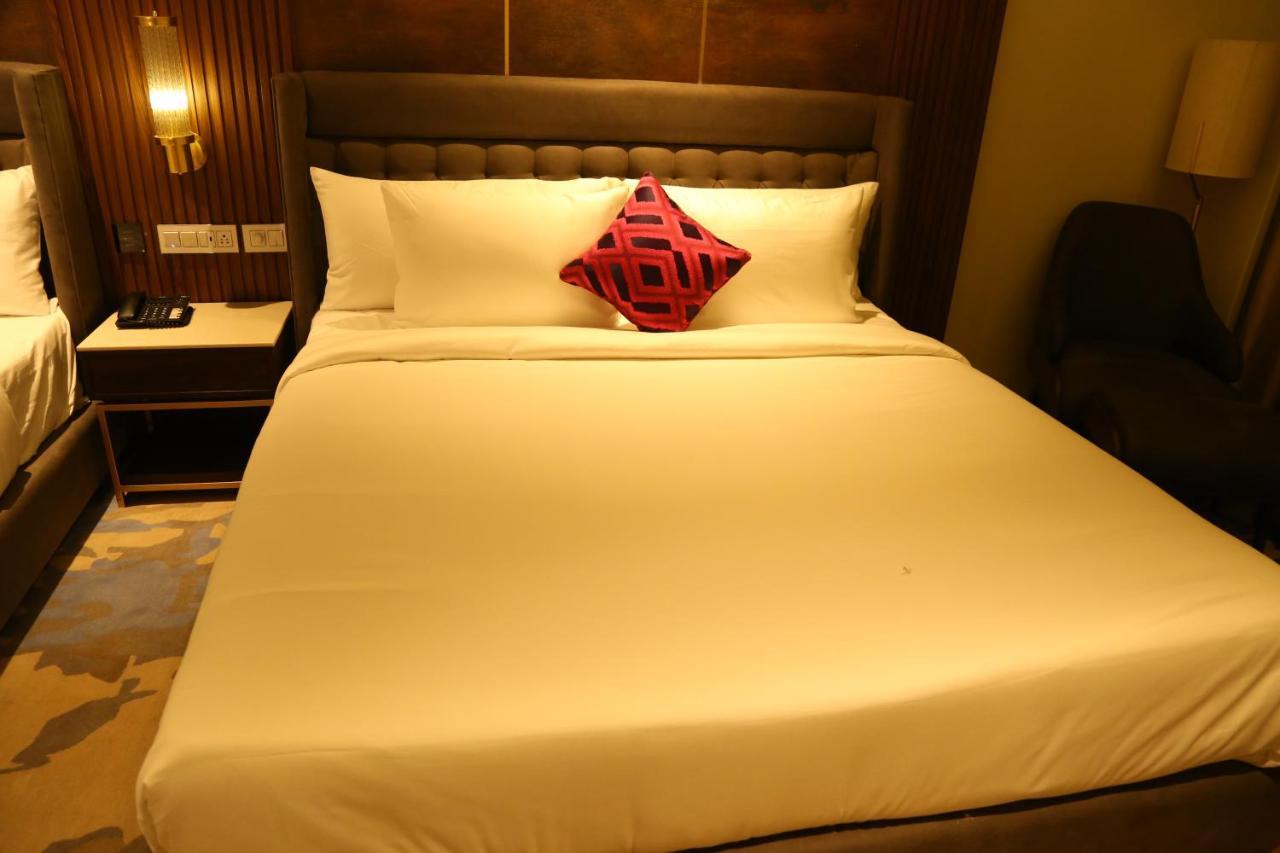 Zirakpur Dreamz Inn & Suites מראה חיצוני תמונה