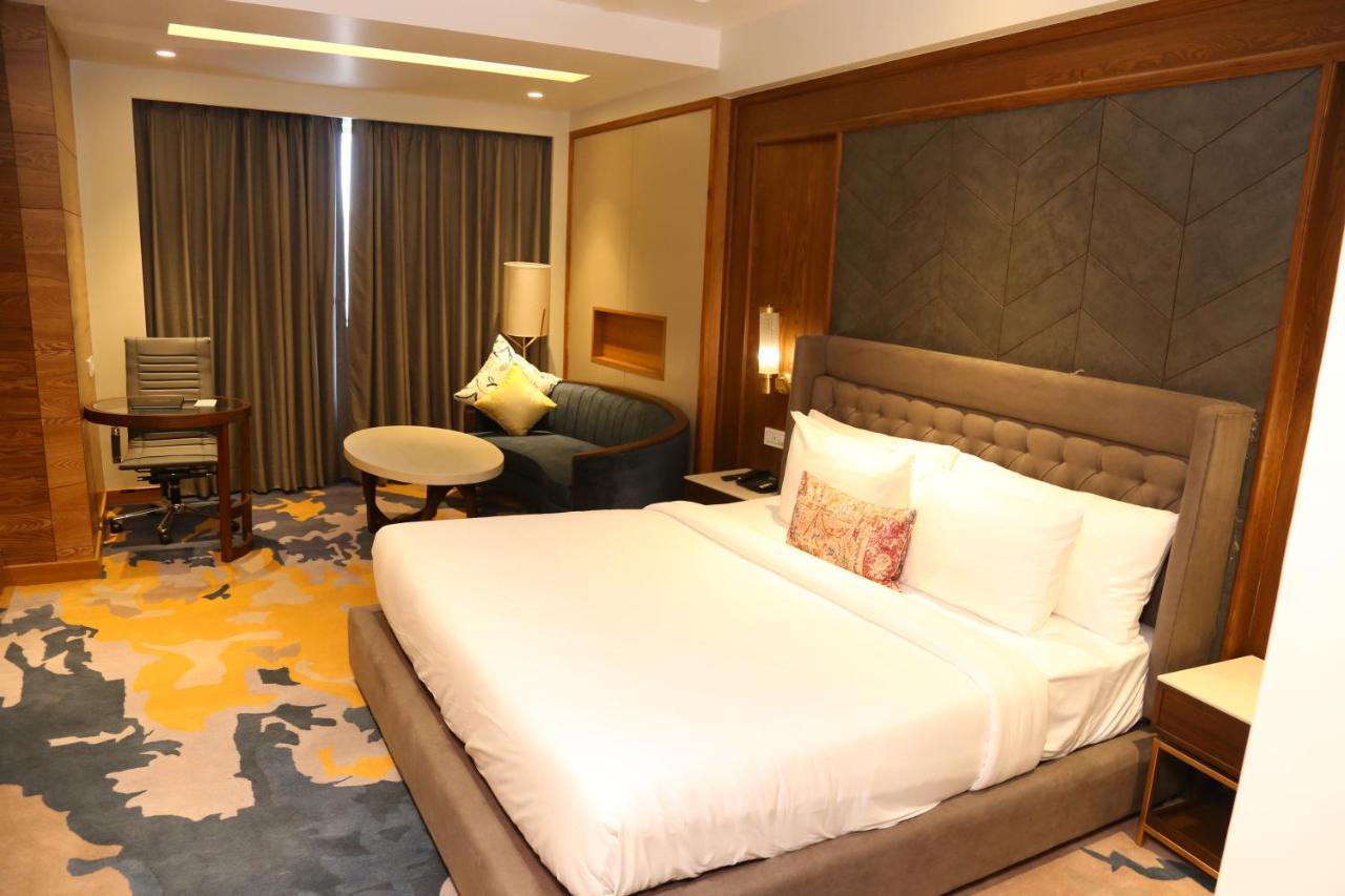 Zirakpur Dreamz Inn & Suites מראה חיצוני תמונה