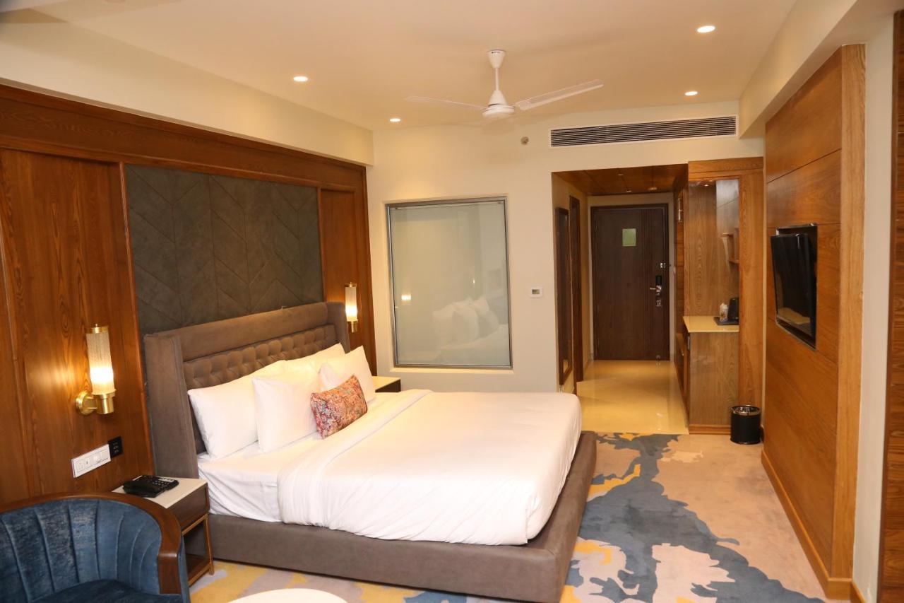 Zirakpur Dreamz Inn & Suites מראה חיצוני תמונה