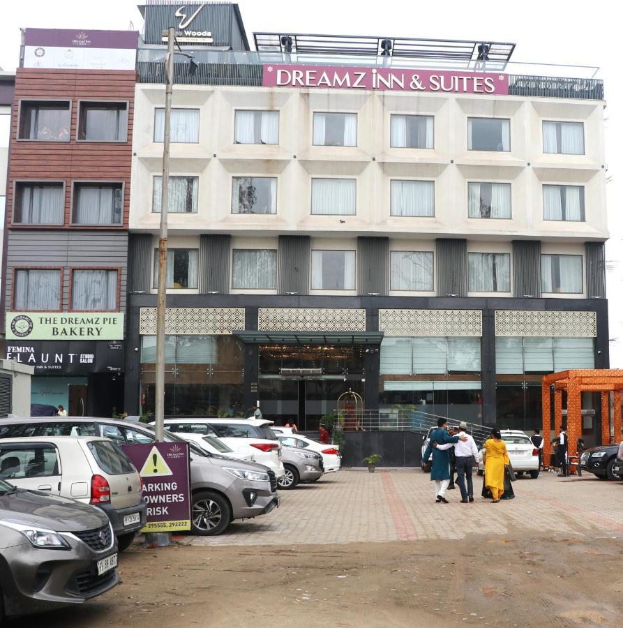Zirakpur Dreamz Inn & Suites מראה חיצוני תמונה
